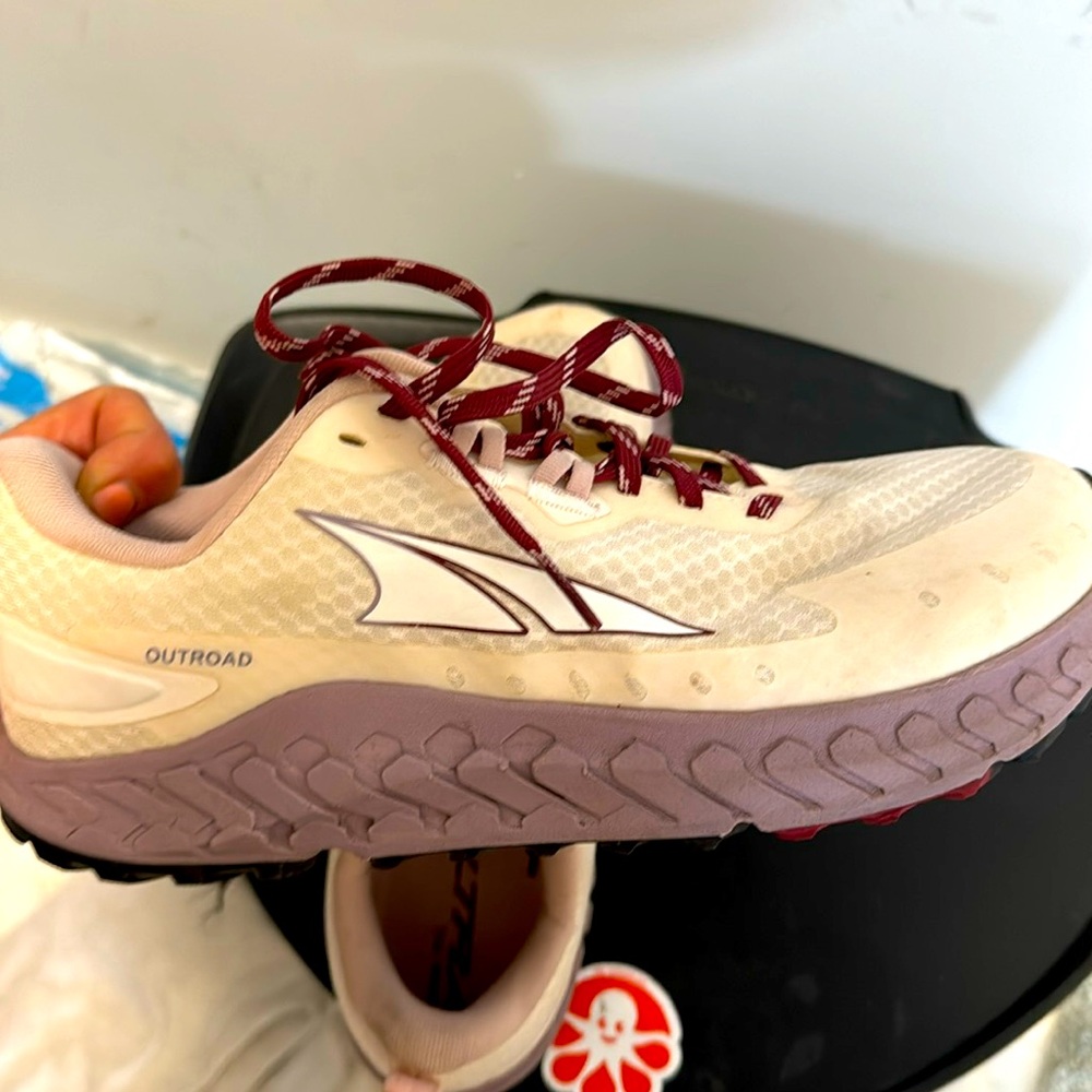 Trail running sneaker